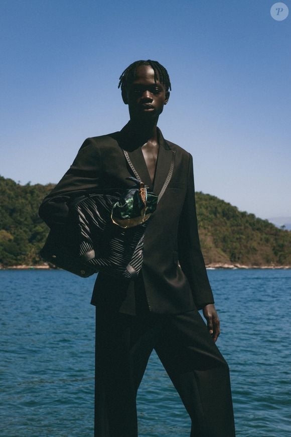 O senegalês Mouhamed Diop trabalhou por cerca de um ano e dois meses como vendedor ambulante em Ipanema antes de ser descoberto e iniciar sua carreira como modelo