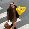 Os novos tênis Converse na cor 'amarelo canarinho' são confortáveis e estilosos, perfeitos para rejuvenescer os looks além da Copa do Mundo