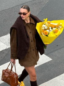 Os novos tênis Converse na cor 'amarelo canarinho' são confortáveis e estilosos, perfeitos para rejuvenescer os looks além da Copa do Mundo