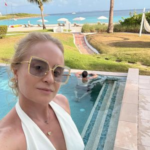 Em outro registro, Angélica foi vista usando um maiô branco com decote profundo nas fotos publicadas pela famosa, durante sua viagem ao Caribe.