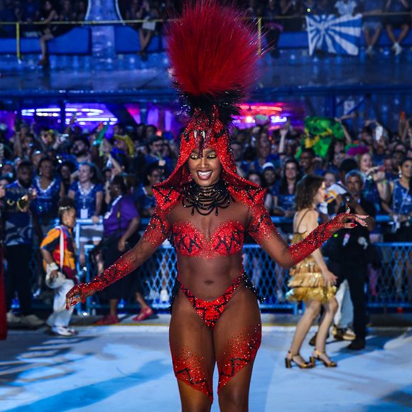 Iza trouxe uma fantasia de cobra, com direito a efeitos especiais