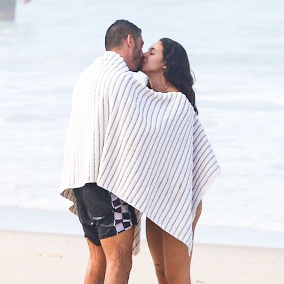 Cauã Reymond e Luana Mandarino foram flagrados aos beijos, confirmando os rumores de affair