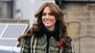 O acessório de cabelo que Kate Middleton usa e que funciona aos 20 e 50 anos neste Natal