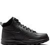 Com visual totalmente preto e acabamento em couro, o Nike Manoa se posiciona como uma opção versátil para o inverno. Segundo a própria Nike, o modelo conta com entressola de espuma e solado de borracha resistente, garantindo conforto e durabilidade no uso diário