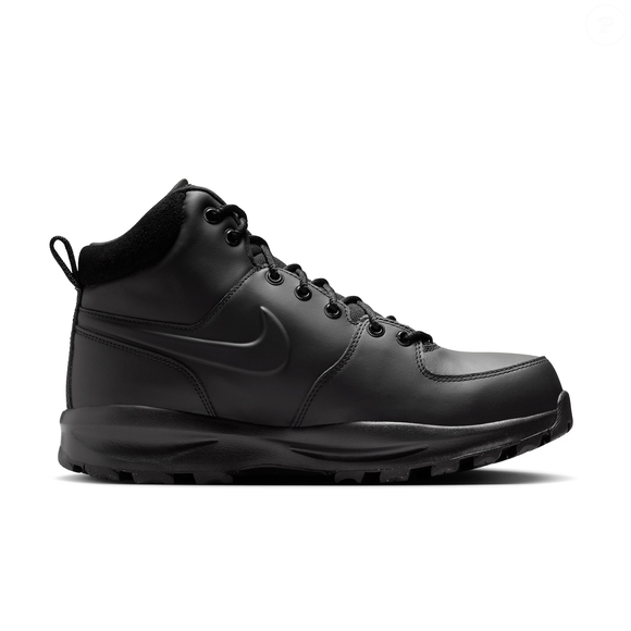 Com visual totalmente preto e acabamento em couro, o Nike Manoa se posiciona como uma opção versátil para o inverno. Segundo a própria Nike, o modelo conta com entressola de espuma e solado de borracha resistente, garantindo conforto e durabilidade no uso diário