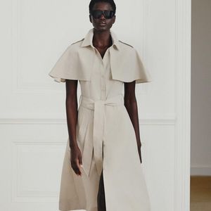 A manga capa é o destaque deste vestido camisa camel-claro da Zara, que ganha ainda mais elegância com o cinto do mesmo tecido