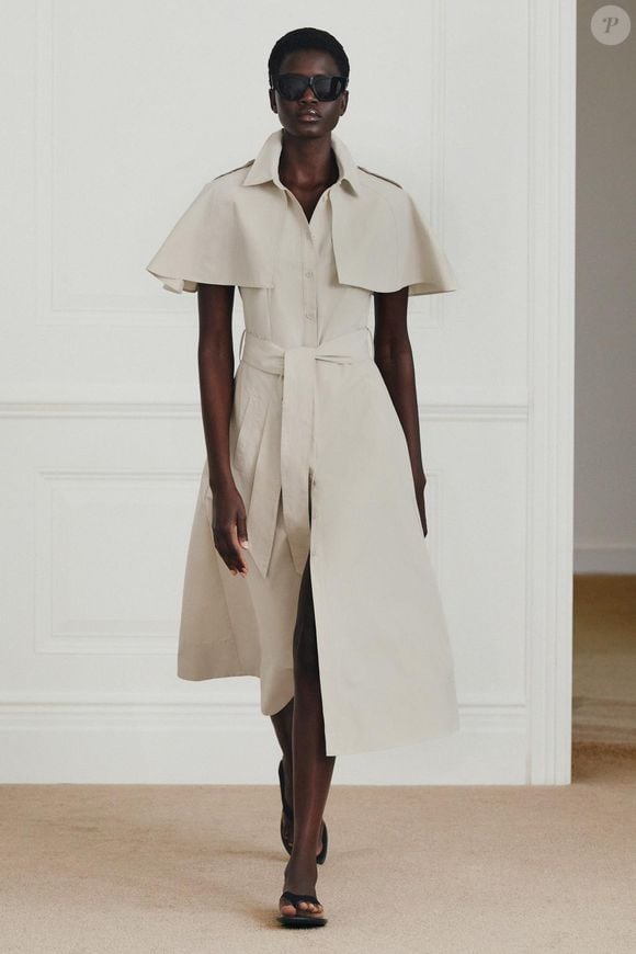 A manga capa é o destaque deste vestido camisa camel-claro da Zara, que ganha ainda mais elegância com o cinto do mesmo tecido