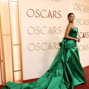 Oscar 2026: Charithra Chandran exibiu vestido com uma cauda longa