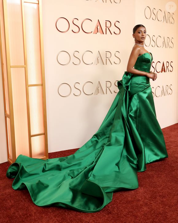 Oscar 2026: Charithra Chandran exibiu vestido com uma cauda longa
