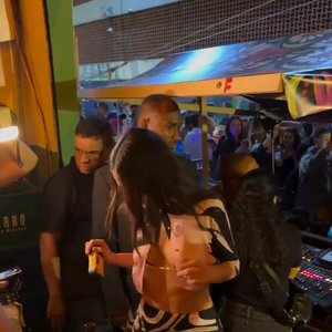 Bruna Marquezine exibiu o samba no pé de forma descontraída e o vídeo se tornou viral no Instagram