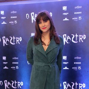 Alice Wegmann aposta em look monocromático para lançamento de 'O Rastro'