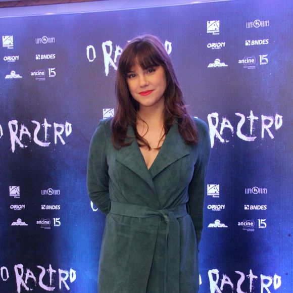 Alice Wegmann aposta em look monocromático para lançamento de 'O Rastro'