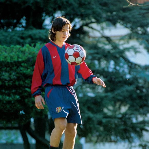 Esta é uma das primeiras fotos documentadas de Lionel Messi por agências internacionais