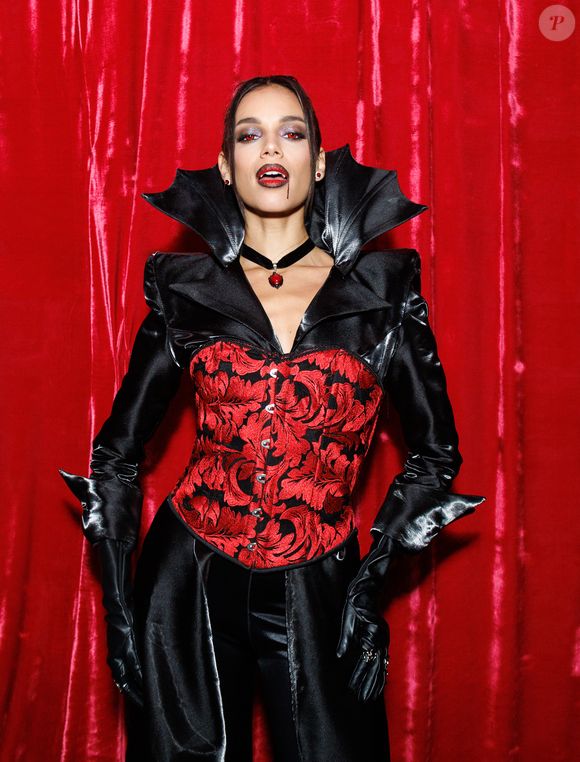 Alane Dias exibiu um visual de vampira fashionista