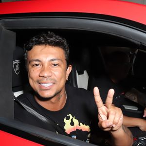 Recém-separado de Sophie Charlotte, Xamã chegou com amigos rappers em festa de Anitta