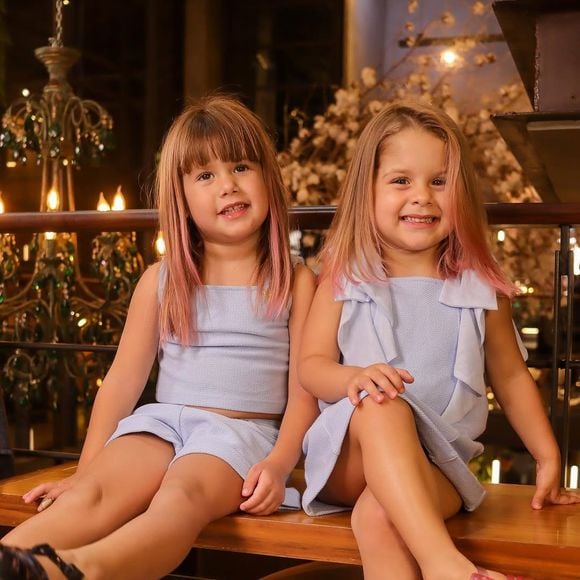 Filhas de Virgínia, Maria Alice e Maria Flor, também aderem ao “dia das meninas” e pintam as pontinhas de rosa