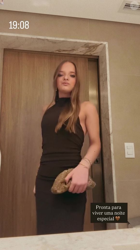 Rafaella Justus elegeu um vestido longo e justo, em um tom marrom escuro e confeccionado em tecido de caimento estruturado que valoriza a silhueta