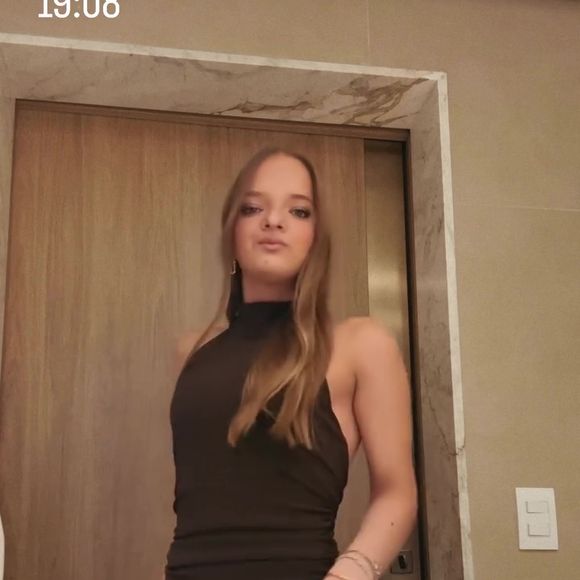 Rafaella Justus elegeu um vestido longo e justo, em um tom marrom escuro e confeccionado em tecido de caimento estruturado que valoriza a silhueta
