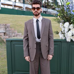 Quem também marcou presença foi João Guilherme, que escolheu um terno marrom para a cerimônia