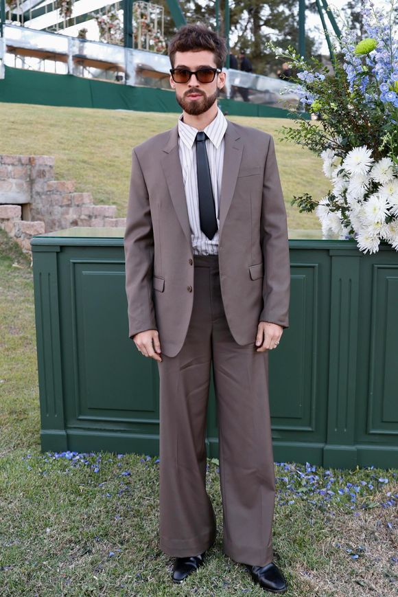 Quem também marcou presença foi João Guilherme, que escolheu um terno marrom para a cerimônia