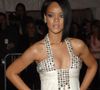 Na estreia no Met Gala, Rihanna aposta em look clássico com vestido fluido branco, aplicações brilhantes e styling marcante com rosa vermelha e luvas