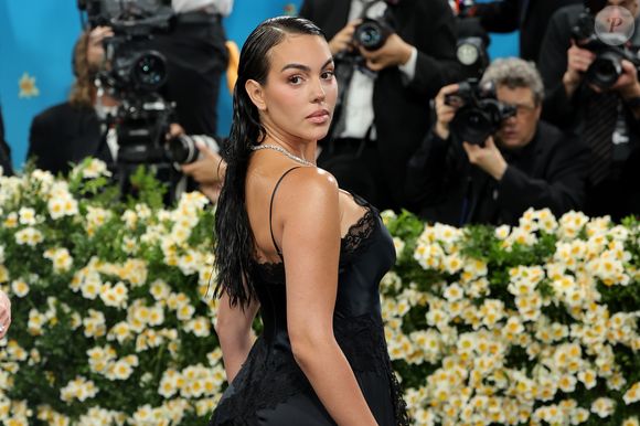 Georgina Rodríguez se tornou modelo e influenciadora digital, conquistando a própria fortuna multimilonária