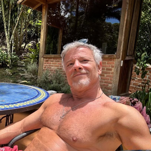 Nem apê, nem mansão: Marcello Novaes, o Jaques de 'Dona de Mim', cria galinhas, mantém horta orgânica e tem oficina manual em casa na serra