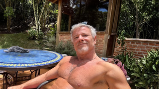 Nem apê, nem mansão: Marcello Novaes, o Jaques de 'Dona de Mim', cria galinhas, mantém horta orgânica e tem oficina manual em casa na serra