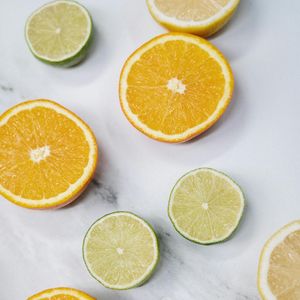 O limão estimula a produção de bile, substância essencial para a digestão das gorduras e para a eliminação de toxinas