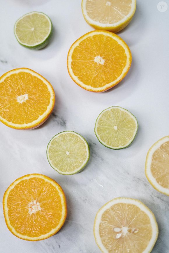 O limão estimula a produção de bile, substância essencial para a digestão das gorduras e para a eliminação de toxinas