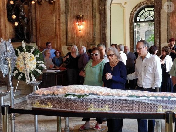 Nathalia Timberg velou o corpo de Eva Todor, no Theatro Municipal do Rio de Janeiro, ao lado de outros amigos da atriz em 11 de dezembro de 2017