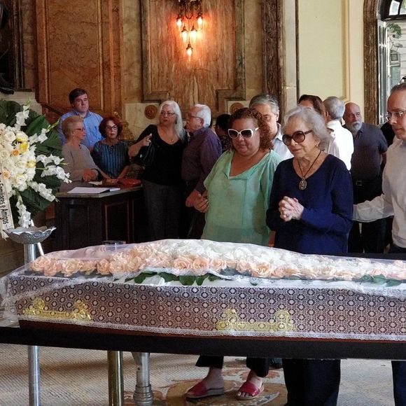 Nathalia Timberg velou o corpo de Eva Todor, no Theatro Municipal do Rio de Janeiro, ao lado de outros amigos da atriz em 11 de dezembro de 2017