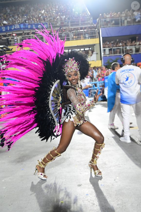 Lorena Raissa, rainha da Beija-Flor, mostrou samba no pé mesmo grávida na Sapucaí