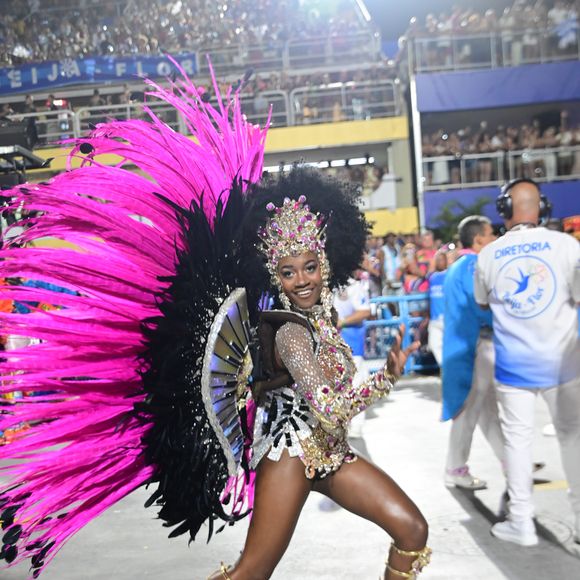 Lorena Raissa, rainha da Beija-Flor, mostrou samba no pé mesmo grávida na Sapucaí