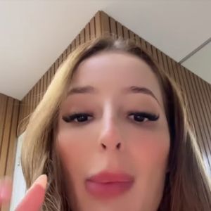 MC Mirella foi acusada de roubar namorados de amiga por Any Awuada, jovem que se diz grávida de Neymar