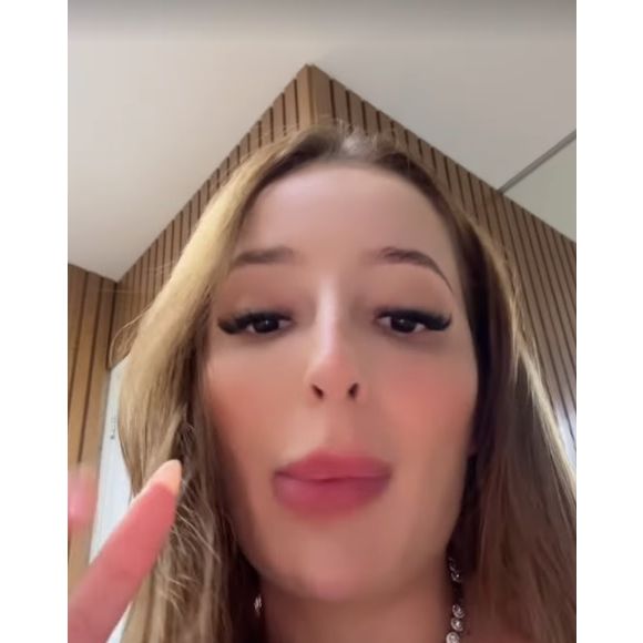 MC Mirella foi acusada de roubar namorados de amiga por Any Awuada, jovem que se diz grávida de Neymar