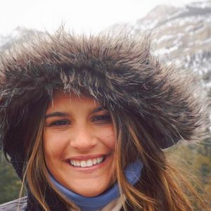 Giulia Costa nunca se prendeu em algum tom ou corte de cabelo