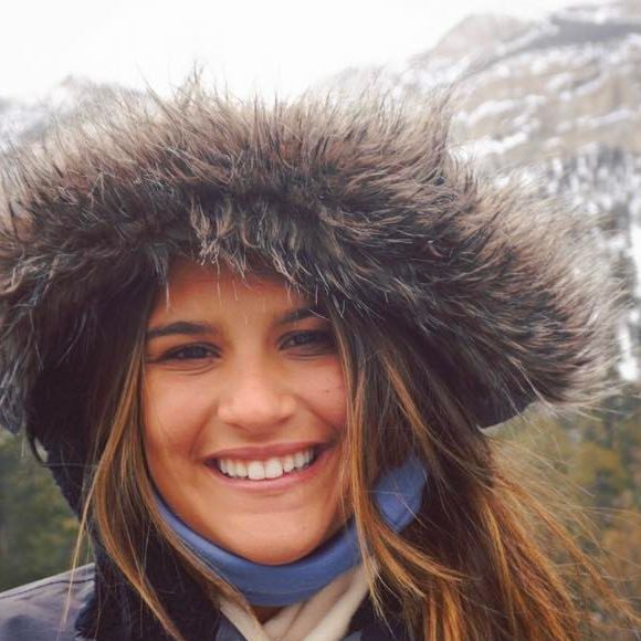 Giulia Costa nunca se prendeu em algum tom ou corte de cabelo