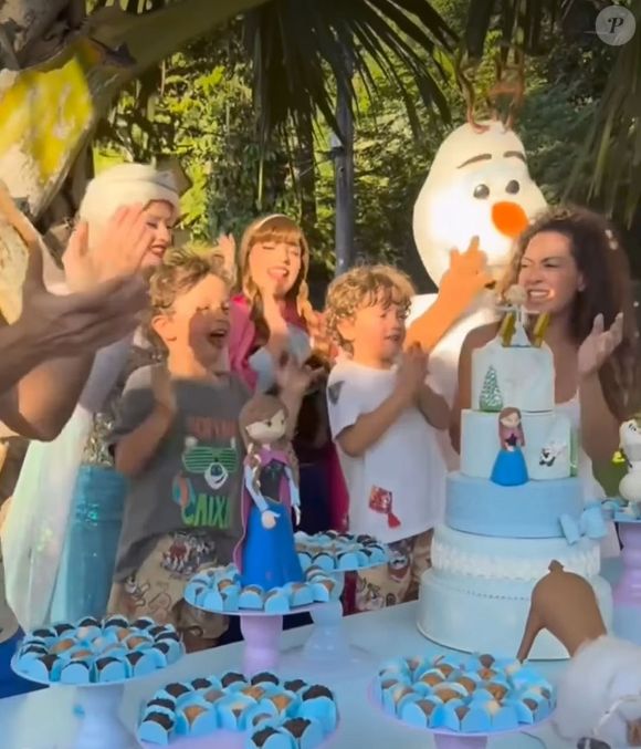 Os meninos Roque e Raul escolheram como tema o filme infantil Frozen