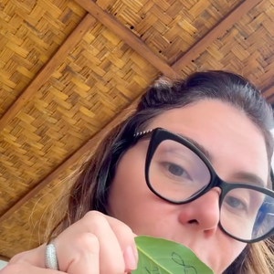 No verso, Giovanna Antonelli desenha o símbolo do infinito com o ano de 2026