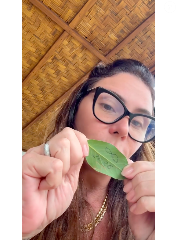 No verso, Giovanna Antonelli desenha o símbolo do infinito com o ano de 2026