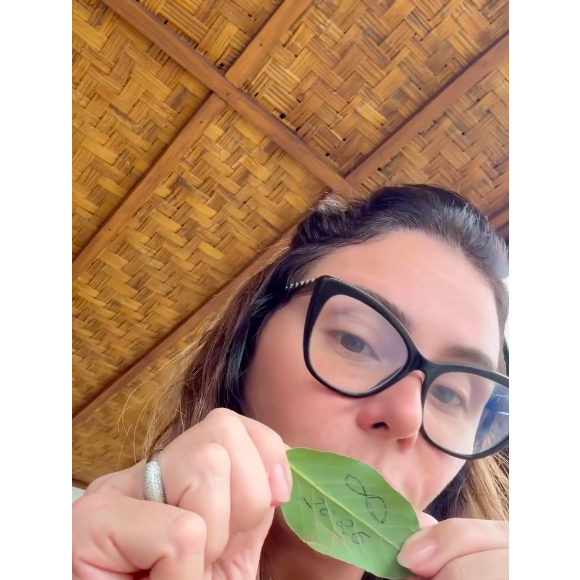 No verso, Giovanna Antonelli desenha o símbolo do infinito com o ano de 2026