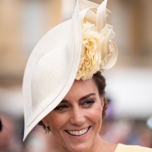 Kate Middleton, assim como a falecida Rainha Elizabeth, usou um look chamativo para poder se destacar, em meio à multidão.
