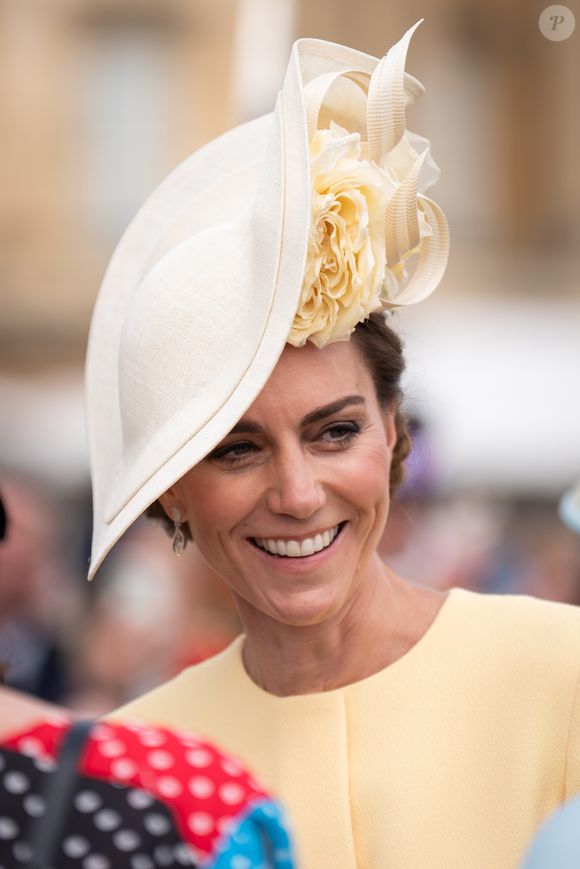 Kate Middleton, assim como a falecida Rainha Elizabeth, usou um look chamativo para poder se destacar, em meio à multidão.