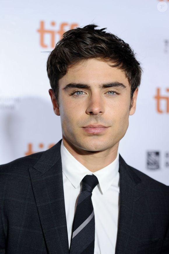 Quem acompanha as notícias de entretenimento já tinha percebido que algo mudou no rosto e no corpo de Efron.