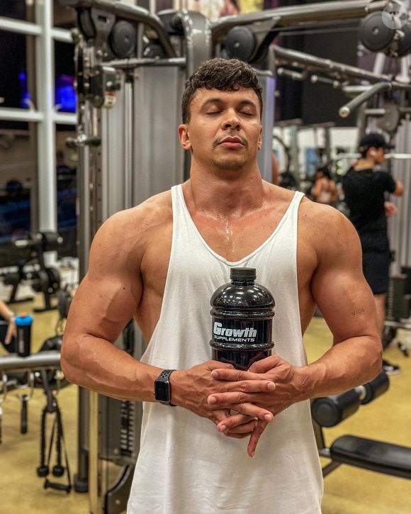 Vai um pump aí? Cocielo mostrou ombros bem definidos neste clique