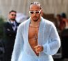 Relação de Lewis Hamilton com a moda vai além da estética, sendo uma forma de expressão pessoal e de comunicação.