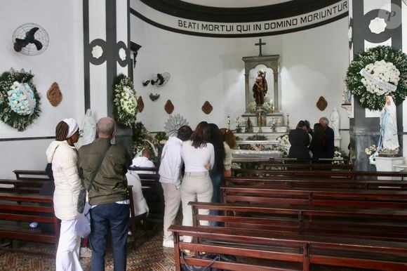 A despedida de Anita Nobre foi marcada por música, samba, emoção e homenagens, seguindo a tradição do gurufim, cerimônia que celebra a trajetória de quem partiu