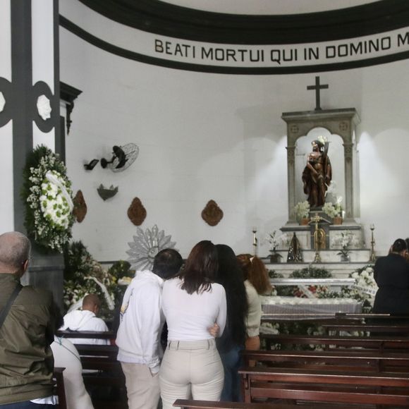 A despedida de Anita Nobre foi marcada por música, samba, emoção e homenagens, seguindo a tradição do gurufim, cerimônia que celebra a trajetória de quem partiu