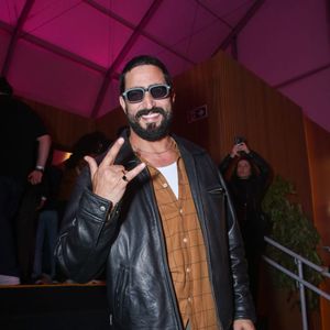 Renato Góes misturou jaqueta de couro, camisa de flanela xadrez e calça cargo em um look inspirado no encontro entre o universo do rock e a estética utilitária